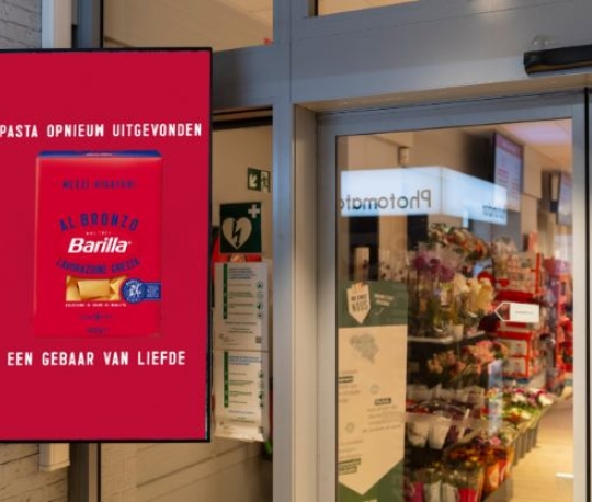 Use Digital signage at the entrance to launch a new range of pasta effectively!