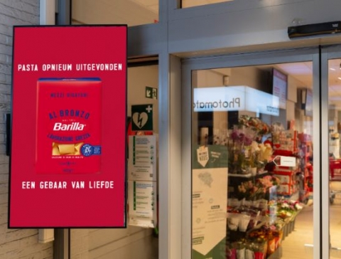 Use Digital signage at the entrance to launch a new range of pasta effectively!