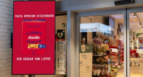Use Digital signage at the entrance to launch a new range of pasta effectively!